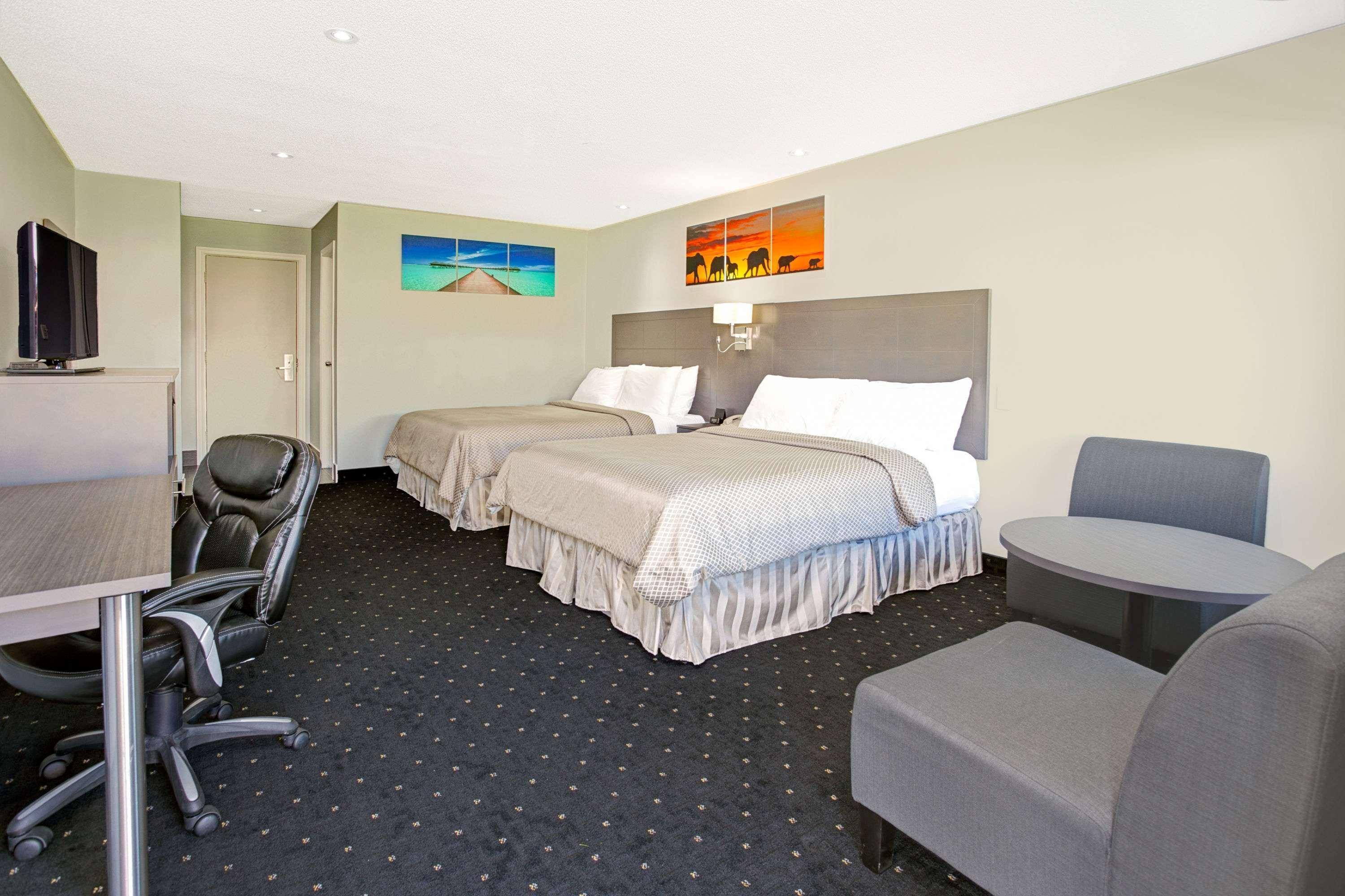 Howard Johnson By Wyndham Gananoque Exteriör bild