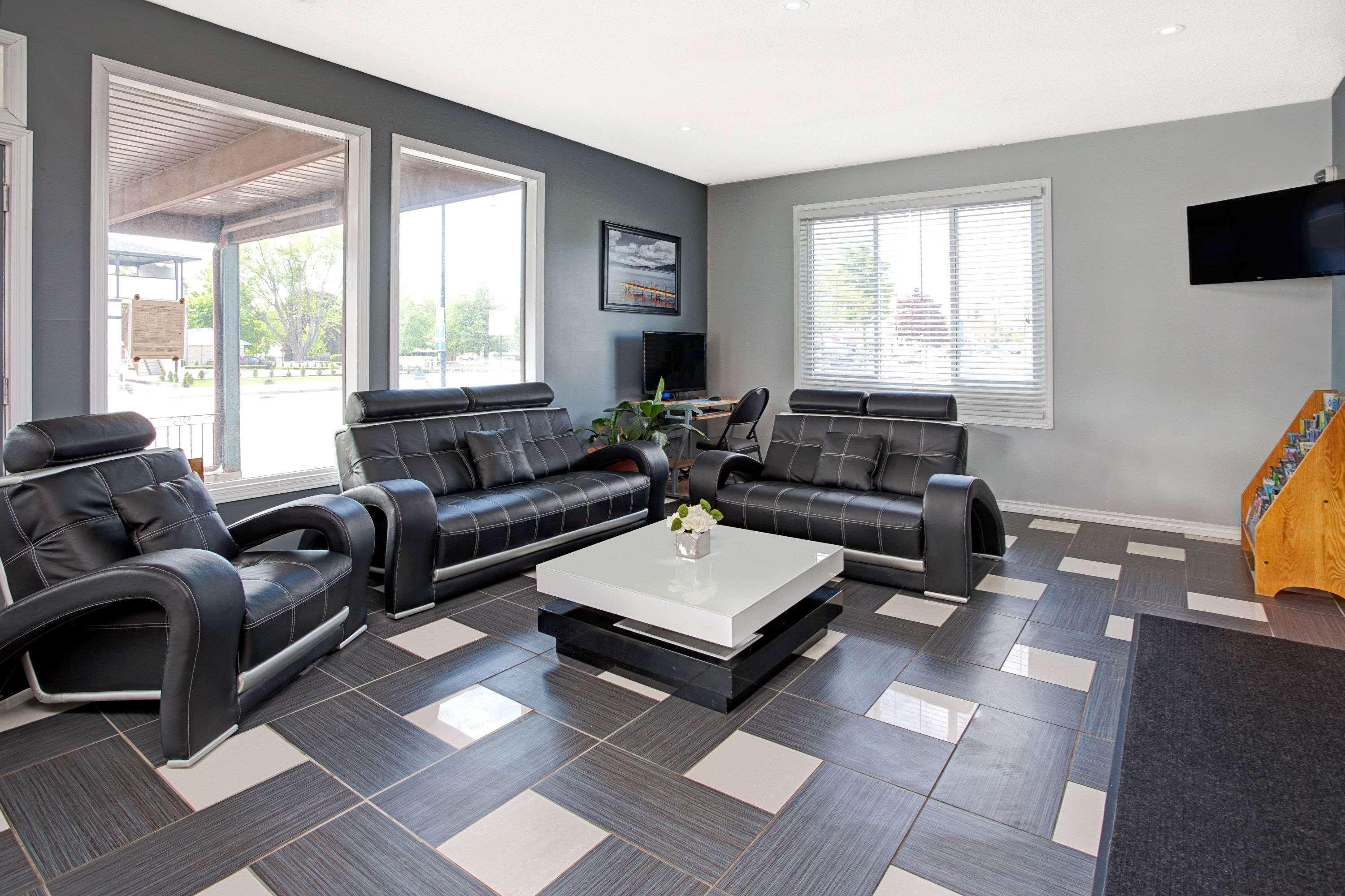 Howard Johnson By Wyndham Gananoque Exteriör bild