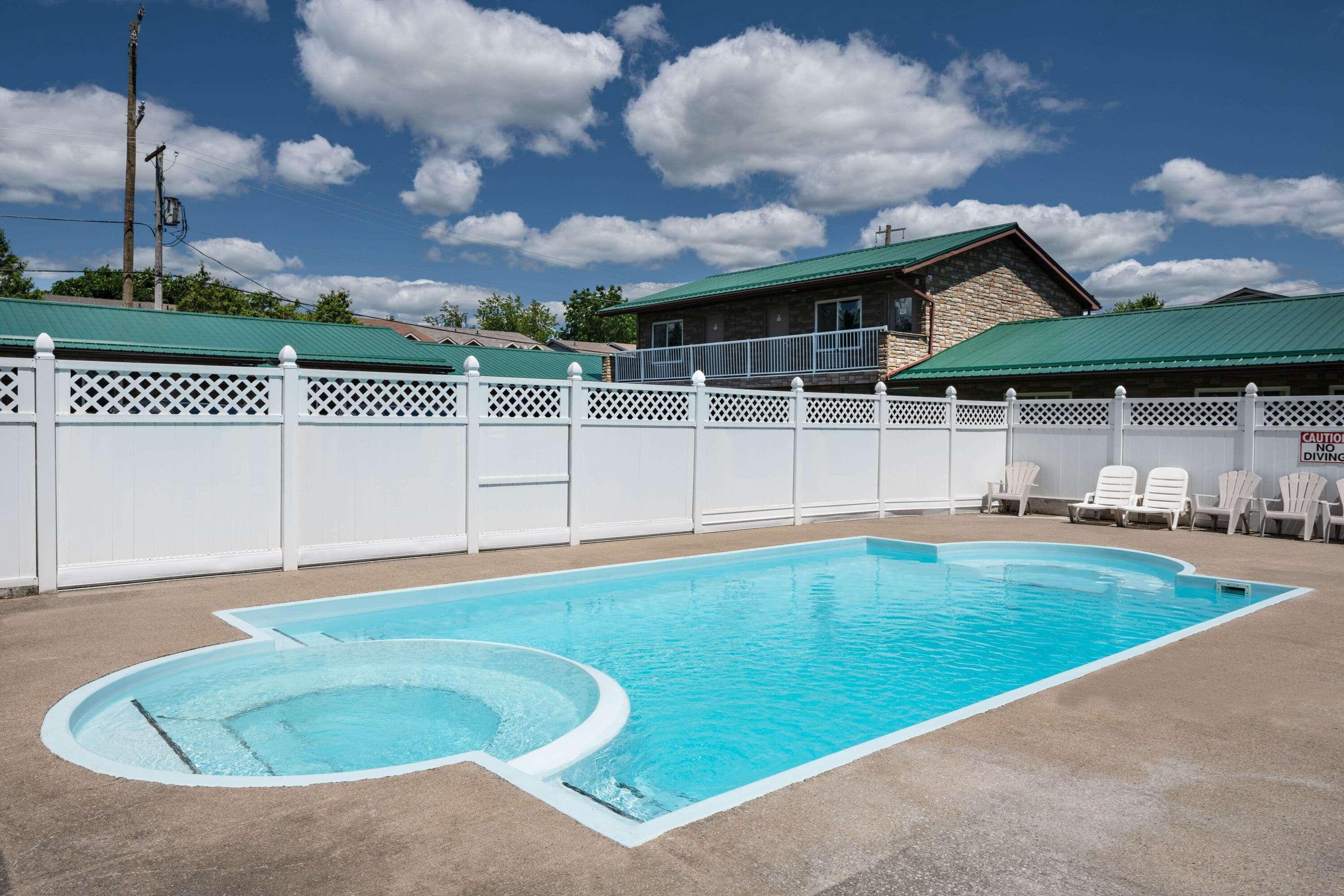 Howard Johnson By Wyndham Gananoque Exteriör bild