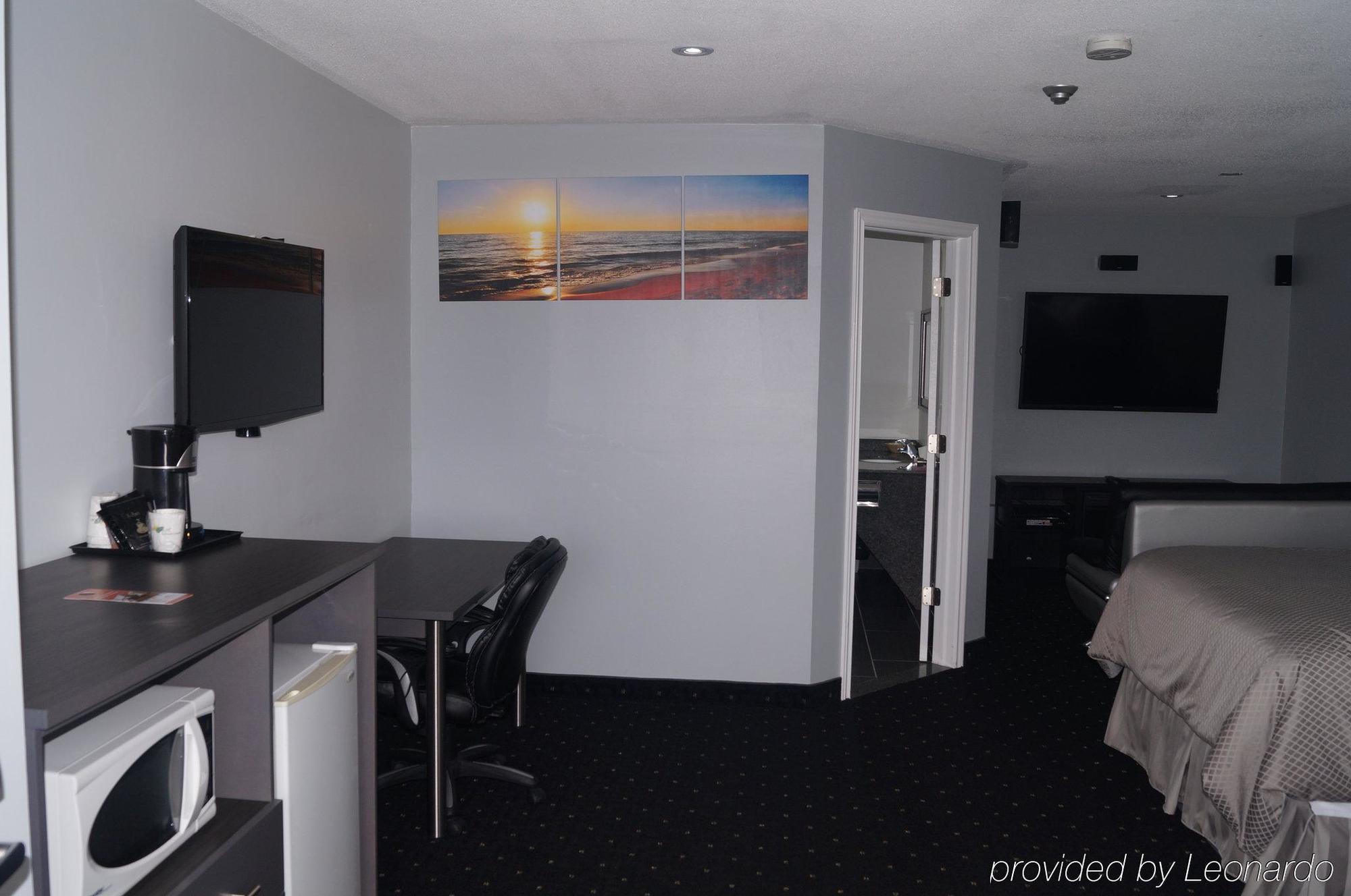 Howard Johnson By Wyndham Gananoque Exteriör bild