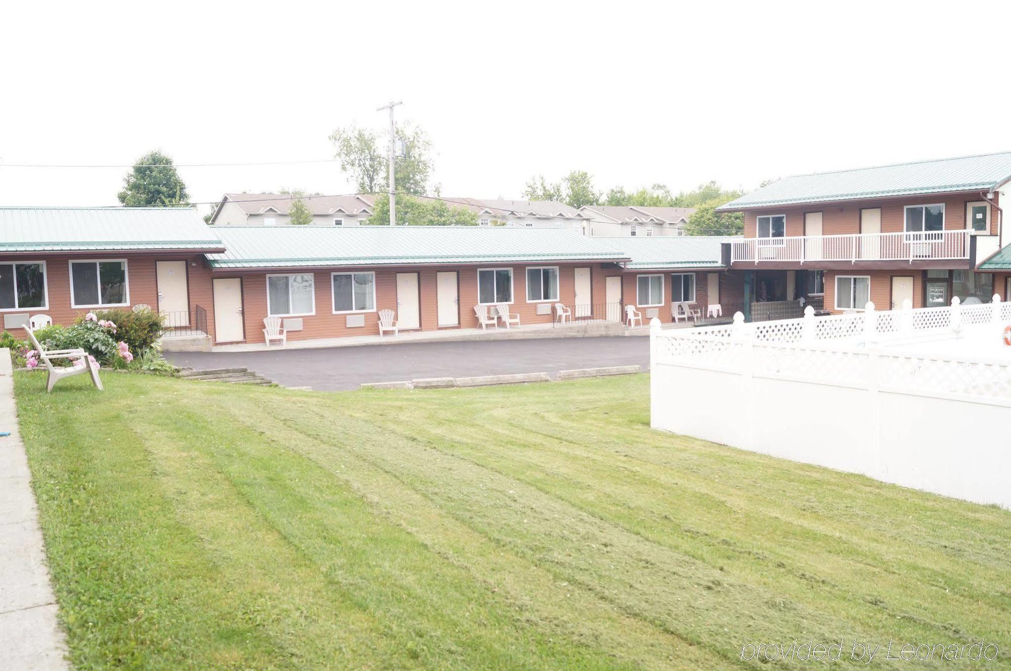 Howard Johnson By Wyndham Gananoque Exteriör bild