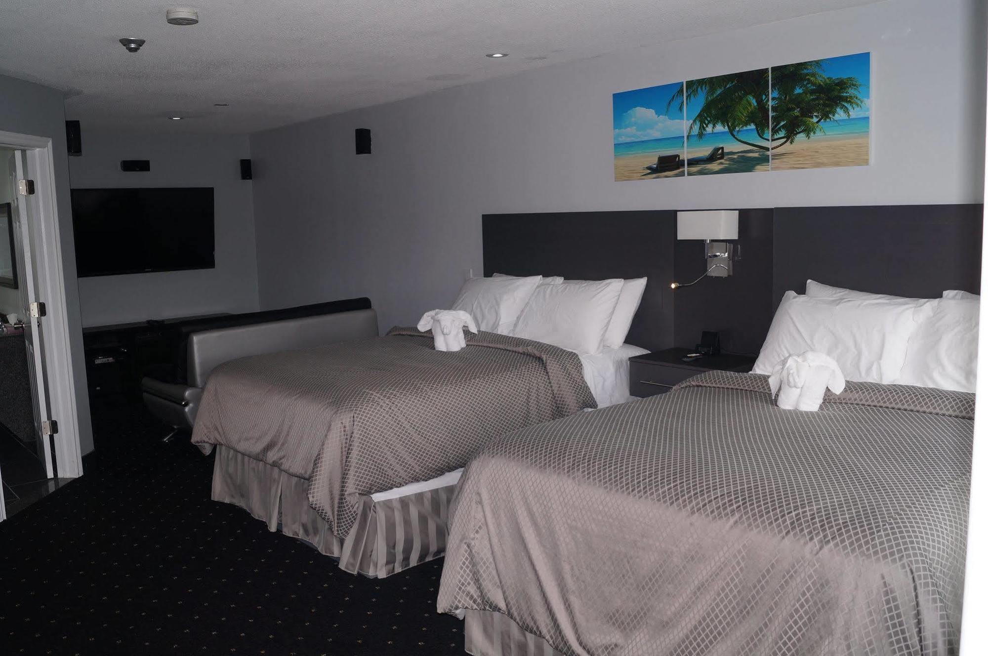 Howard Johnson By Wyndham Gananoque Exteriör bild